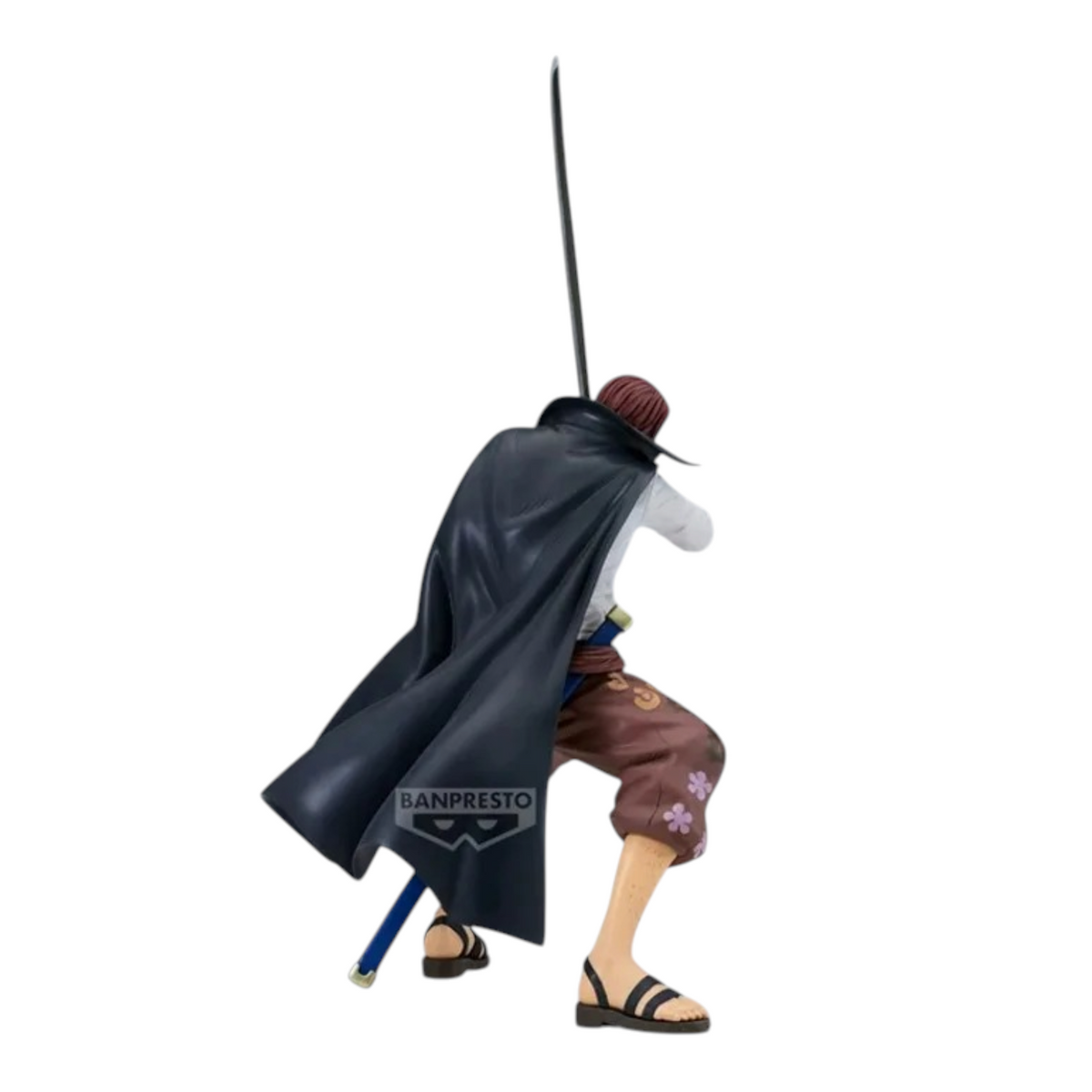 Figurine Shanks Grandista – One Piece, en posture de combat avec son sabre Gryphon levé et sa cape noire.