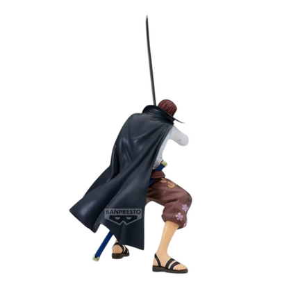 Figurine Shanks Grandista – One Piece, en posture de combat avec son sabre Gryphon levé et sa cape noire.