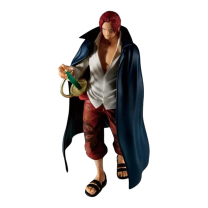 Figurine Shanks The Shukko – One Piece, debout tenant son sabre Gryphon avec sa cape bleu foncé sur les épaules.