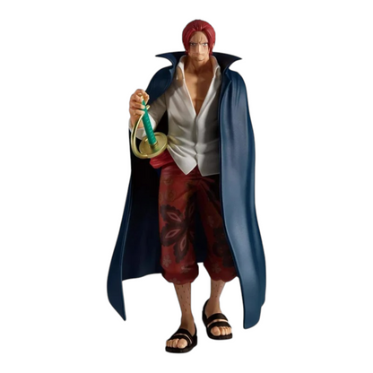 Figurine Shanks The Shukko – One Piece, debout avec sa cape bleue et son sabre Gryphon à la main.