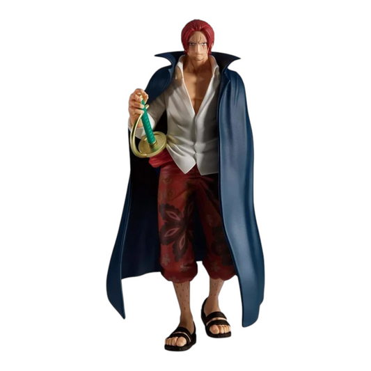 Figurine Shanks The Shukko – One Piece, debout avec sa cape bleue et son sabre Gryphon à la main.