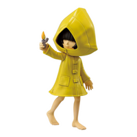 Figurine Six en imperméable jaune Banpresto – Little Nightmares, tenant son briquet allumé en marchant pieds nus.