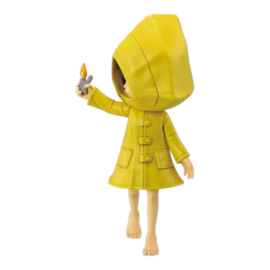 Figurine Six en imperméable jaune Banpresto – Little Nightmares, tenant son briquet allumé en marchant pieds nus.