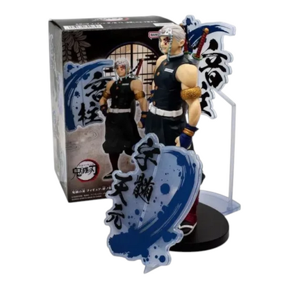 Figurine Tengen Uzui Kizuna no Sou EX – Demon Slayer, debout avec ses sabres et éléments décoratifs calligraphiés.
