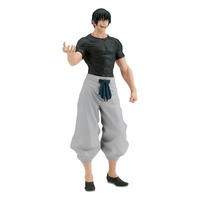 Figurine Toji Fushiguro King of Artist – Jujutsu Kaisen, debout avec un t-shirt noir et un pantalon blanc ample.