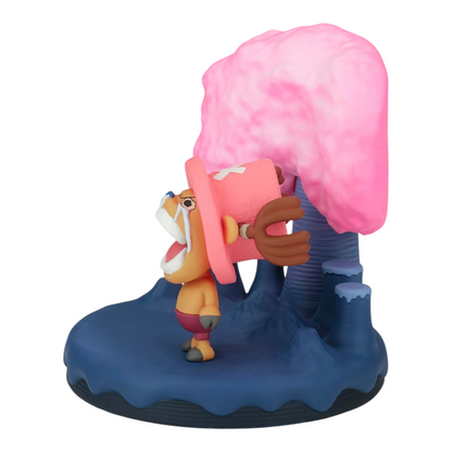 Figurine Tony Tony Chopper World Collectable Figure – One Piece, en larmes devant un cerisier rose sur un socle bleu.
