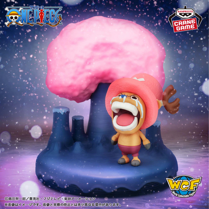 Figurine Tony Tony Chopper World Collectable Figure – One Piece, pleurant devant un cerisier rose sur un socle rocheux.
