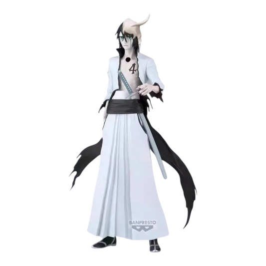 Figurine Ulquiorra Cifer MAXIMATIC – Bleach, debout en uniforme d'Arrancar avec son masque de Hollow et son épée.