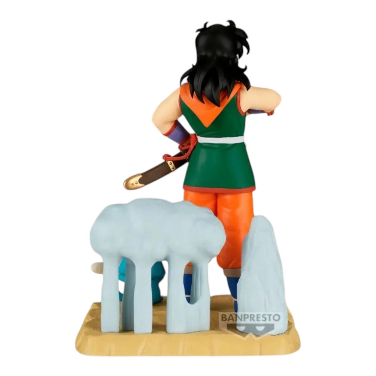 Figurine Yamcha History Box – Dragon Ball, vue de dos avec sabre, Puerh et décor rocheux sur socle désertique.