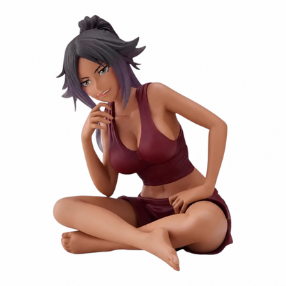 Figurine Yoruichi Shihōin Relax Time – Bleach, assise en tenue bordeaux, main sous le menton et sourire espiègle.