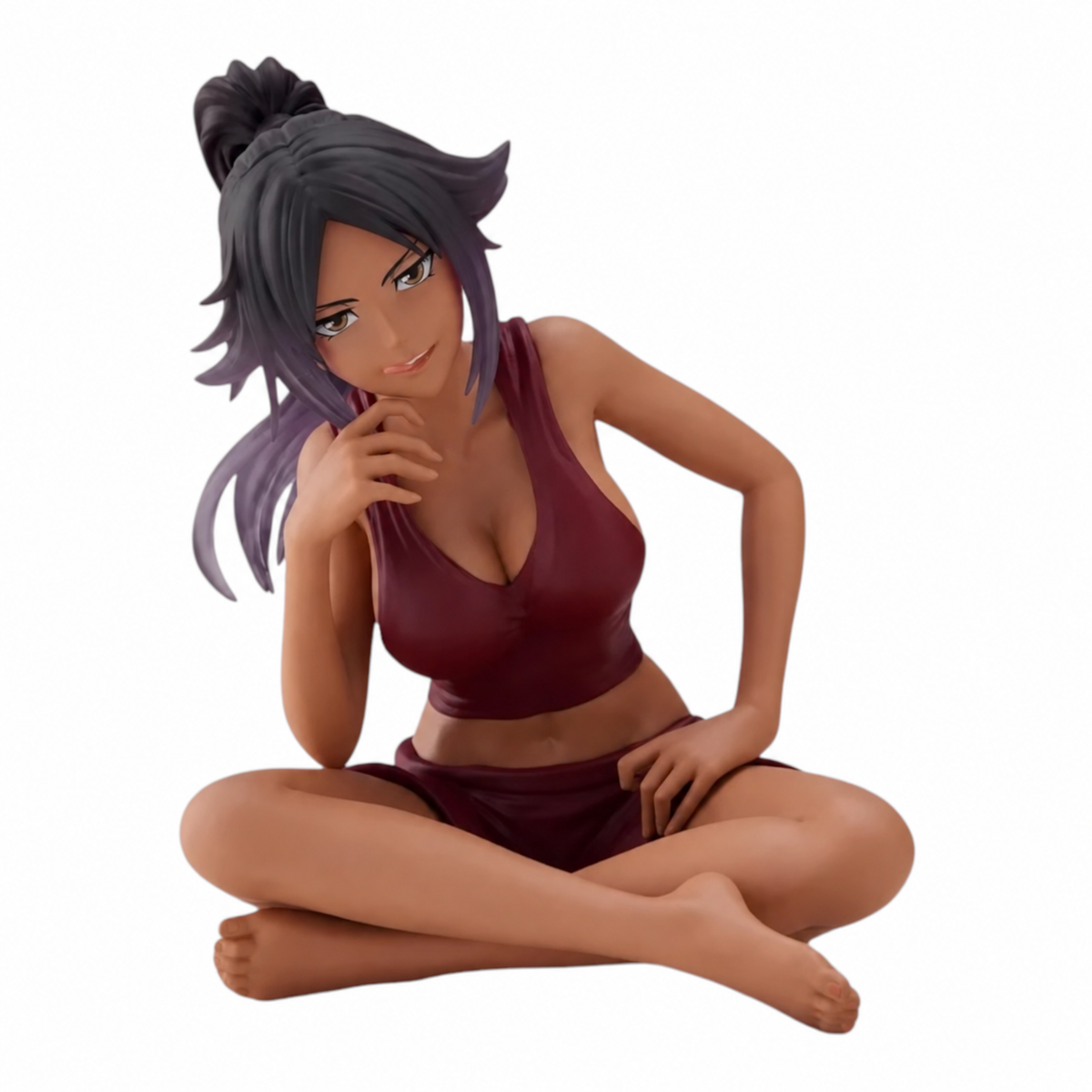 Figurine Yoruichi Shihōin Relax Time – Bleach, assise en tailleur avec une tenue bordeaux et une pose décontractée.